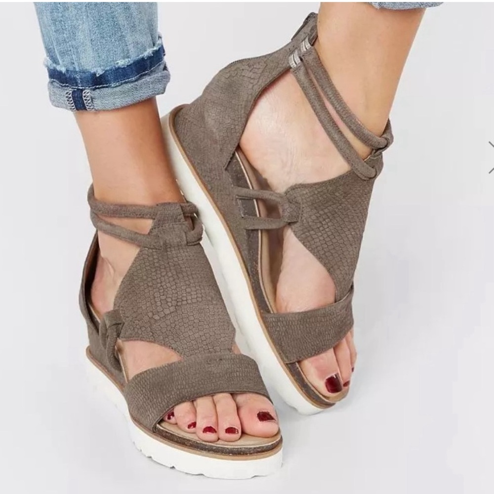 DIBA green clover, taupe suede, leather sandal.